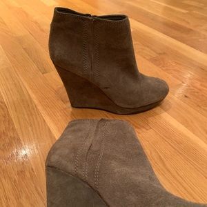 Jessica Simpson Suede Brown wedges